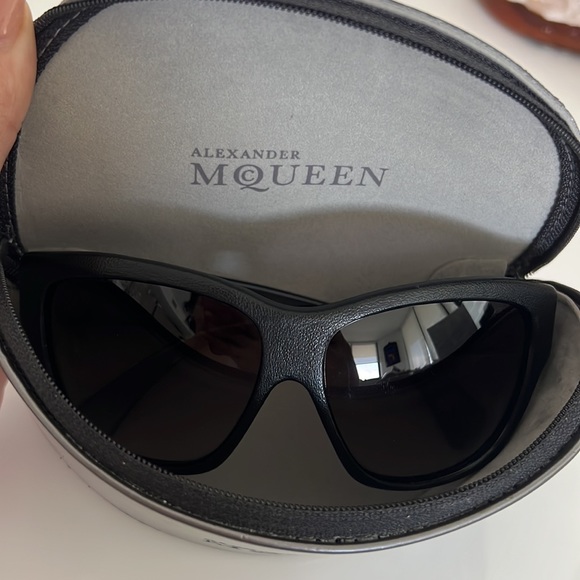 Alexander McQueen sunglasses leather with grey lens - Picture 2 of 8